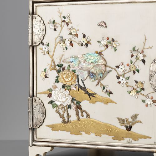 A SUPERB AND LARGE SHIBAYAMA-INLAID SILVER AND IVORY CABINET SUPERBIO E GRANDE A&hellip;