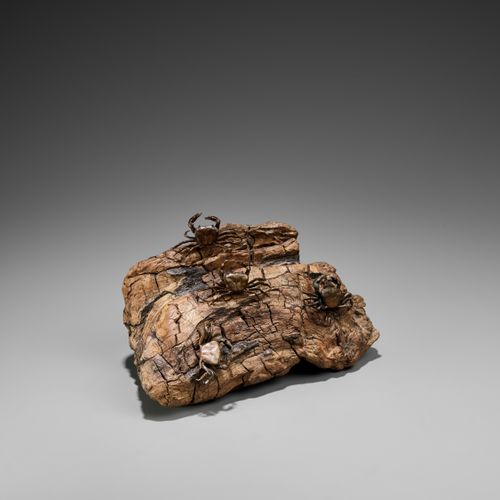 AN UNUSUAL BRONZE AND ROOTWOOD OKIMONO OF A CRAB ROCK UN UNIQUE OKIMONO EN BRONZ&hellip;