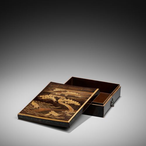 A LACQUER BOX AND COVER WITH MINOGAME DESIGN BOÎTE ET COUVERCLE EN LAQUE AVEC DE&hellip;