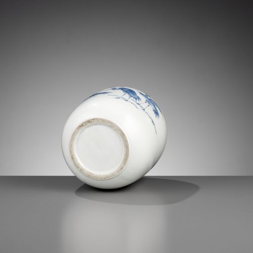 A LARGE HIRADO PORCELAIN OVOID WATER JAR (MIZUSASHI) AND COVER 巨大的平户陶瓷花瓶水罐和盖子
日本&hellip;
