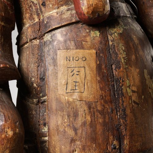 A LARGE WOOD STATUE OF THE GUARDIAN KOMOKUTEN 巨大的小木天守护者木雕
日本，13-15世纪

头部、人物和底座分别&hellip;