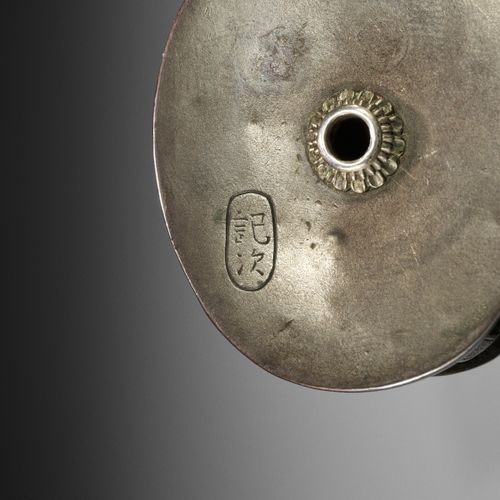 NORITSUGU: A RARE SILVER AND MIXED-METAL NETSUKE OF A KABUTO NORITSUGU:罕见的银和混合金属&hellip;