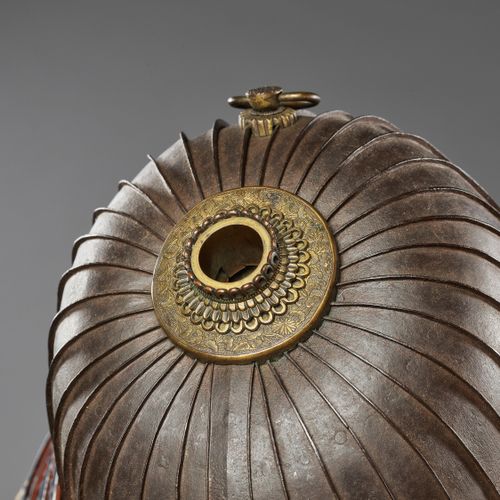 AN IRON KABUTO (HELMET) 铁制头盔
日本，室町末期（1333-1573）至江户初期（1615-1868）

三十二片铁制sujibachi&hellip;