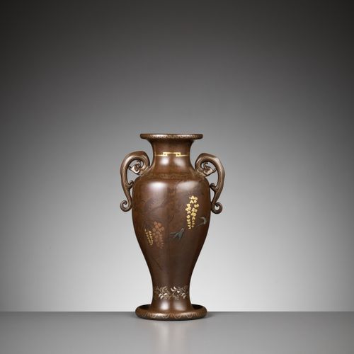 AN BRONZE AND PARCEL-GILT AMPHORA VASE 一个青铜和PARCEL-GILT AMPHORA花瓶
日本，明治时期（1868-1&hellip;