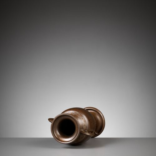 AN BRONZE AND PARCEL-GILT AMPHORA VASE 一个青铜和PARCEL-GILT AMPHORA花瓶
日本，明治时期（1868-1&hellip;