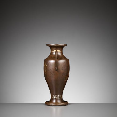 AN BRONZE AND PARCEL-GILT AMPHORA VASE AMPHORA-VASE AUS BRONZE UND PARZELGILT
Ja&hellip;