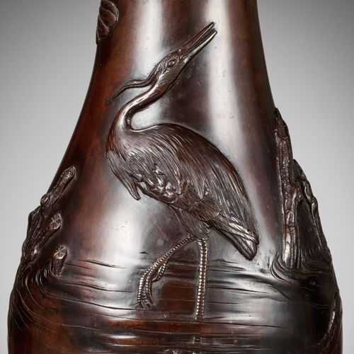 A PAIR OF BRONZE VASES DEPICTING EGRETS 一对描绘白鹭的青铜花瓶
日本，19世纪末，明治时期（1868-1912）

每个&hellip;