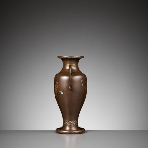 AN BRONZE AND PARCEL-GILT AMPHORA VASE VASE A AMPHORA EN BRONZE ET DORÉ DE PARCE&hellip;