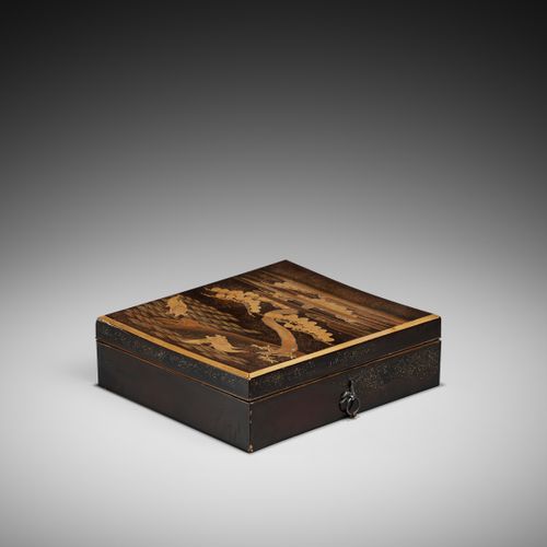 A LACQUER BOX AND COVER WITH MINOGAME DESIGN 带有迷你游戏的漆盒和盖子 DESIGN
日本，19世纪

漆盒和盖子是&hellip;