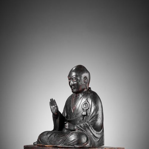 A LACQUERED WOOD FIGURE OF A SEATED BUDDHIST MONK FIGURINE EN BOIS LAQUÉ D'UN MO&hellip;