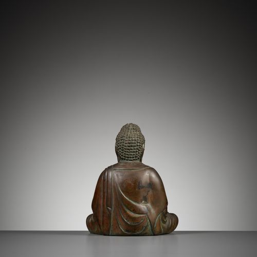 A BRONZE OF AMIDA BUDDHA 阿弥陀佛铜像
日本，19世纪

铸成的阿弥陀佛盘腿而坐，双手在前面打坐，身穿宽大的袈裟，脸部表情安详，眼睛下垂&hellip;