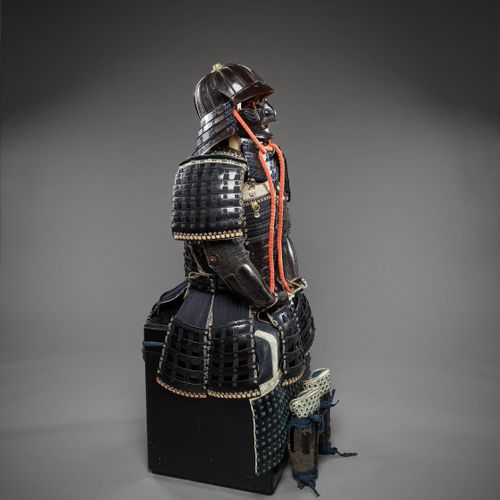 A SUIT OF ARMOR WITH SUJIBACHI KABUTO 一套带有Sujibachi KABUTO的盔甲
日本，江户时代（1615-1868）&hellip;