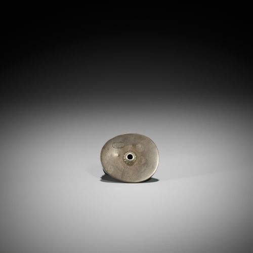 NORITSUGU: A RARE SILVER AND MIXED-METAL NETSUKE OF A KABUTO NORITSUGU:罕见的银和混合金属&hellip;