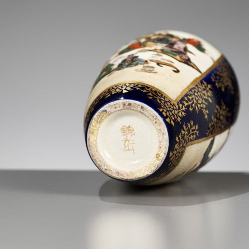 KINKOZAN: A MINIATURE SATSUMA BALUSTER VASE WITH SAMURAI KINKOZAN: JARRON BALAUS&hellip;