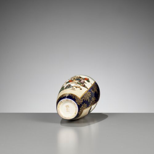 KINKOZAN: A MINIATURE SATSUMA BALUSTER VASE WITH SAMURAI KINKOZAN: 小型SATSUMA花瓶与S&hellip;