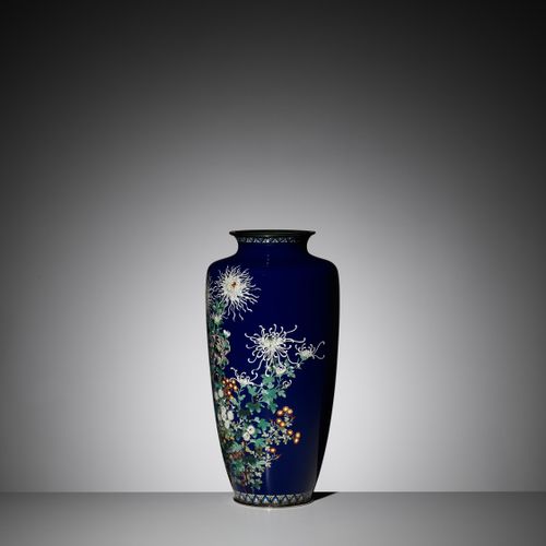 A LARGE MIDNIGHT-BLUE CLOISONNÉ VASE WITH FLOWERS 大型夜蓝彩花瓶
日本，明治时期 (1868-1912)

阳&hellip;