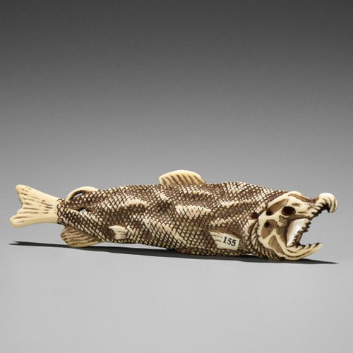 A GOOD IVORY NETSUKE OF A DRIED FISH 一件好的象牙鱼干网罩
日本，18世纪末至19世纪初，江户时代（1615-1868）

&hellip;