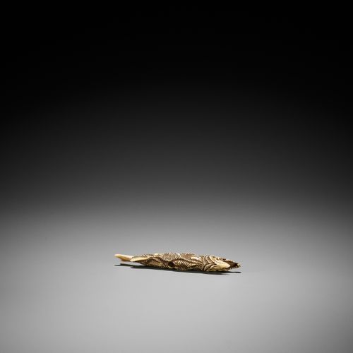 A GOOD IVORY NETSUKE OF A DRIED FISH 一件好的象牙鱼干网罩
日本，18世纪末至19世纪初，江户时代（1615-1868）

&hellip;