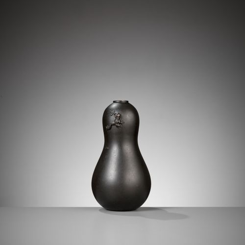 SHINZUI: A BRONZE DOUBLE-GOURD-FORM VASE WITH A FROG SHINZUI: A BRONZE DOUBLE-GO&hellip;