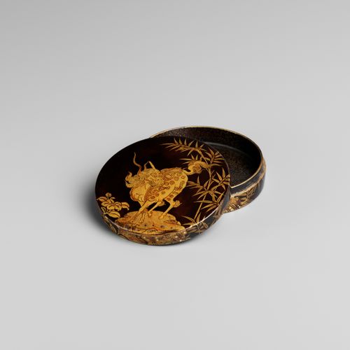 A RARE CIRCULAR LACQUER KOGO (INCENSE CONTAINER) WITH KIRIN 罕见的带麒麟的圆盖香炉
日本，17世纪末&hellip;