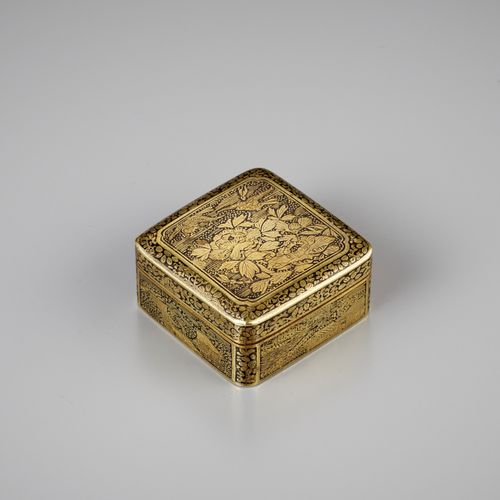 A GILT KOMAI-STYLE MINIATURE BOX 鎏金小梅式迷你盒
日本，京都，明治时期（1868-1912）

一个小梅式的长方形盒子和铰链盖&hellip;
