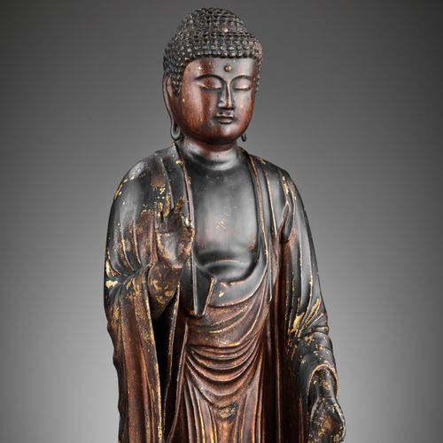 A GILT-LACQUERED WOOD FIGURE OF AMIDA NYORAI FIGURE D'AMIDA NYORAI EN BOIS LAQUE&hellip;