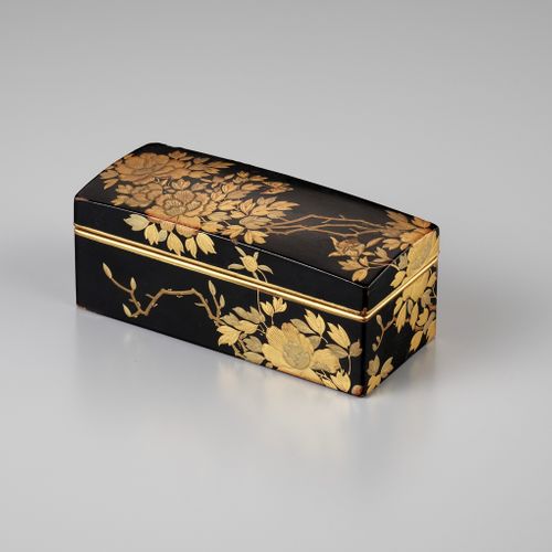 A LACQUER BOX AND COVER WITH PEONIES AND BUTTERFLIES LACKKASTEN UND DECKEL MIT P&hellip;