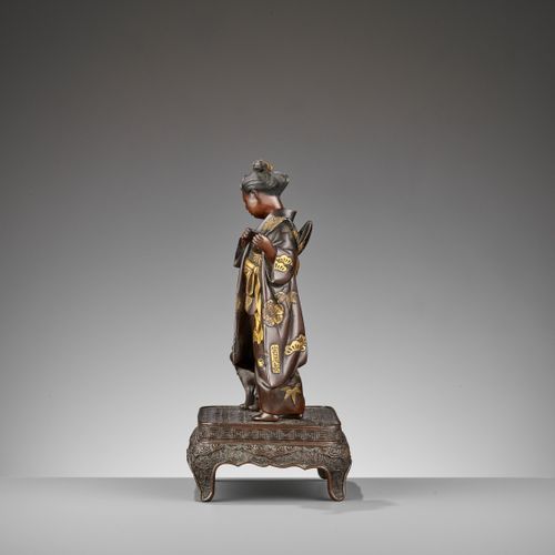 MIYAO: A RARE GOLD-INLAID BRONZE OKIMONO OF A LADY WITH CATS MIYAO : RARE OKIMON&hellip;