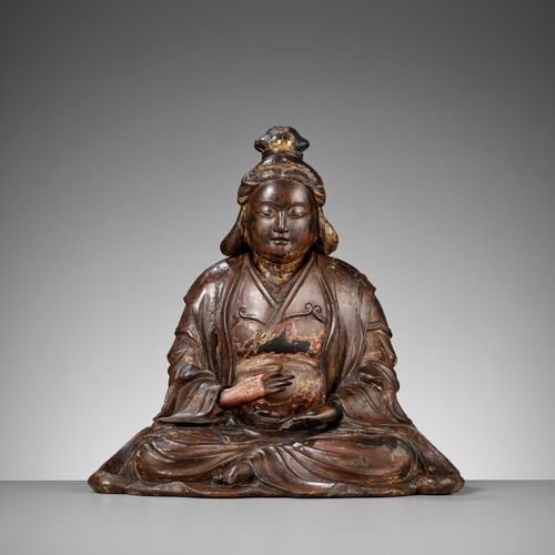 A LACQUERED WOOD FIGURE OF BENTEN 雕花木雕本田像
日本，17世纪，江户时代早期（1615-1868）

身体与手和可移动的头分&hellip;