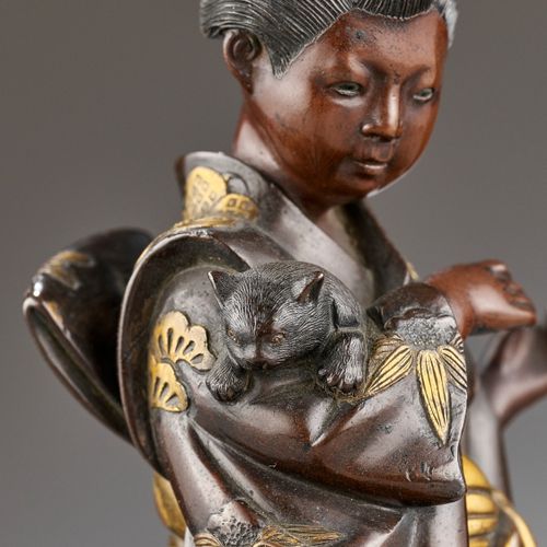 MIYAO: A RARE GOLD-INLAID BRONZE OKIMONO OF A LADY WITH CATS MIYAO:罕见的金漆铜质带猫的女士O&hellip;