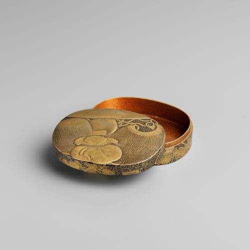 A GOLD LACQUER KOGO (INCENSE CONTAINER) WITH LUCKY OBJECTS (TAKARAMONO) KOGO (RÉ&hellip;