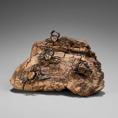 AN UNUSUAL BRONZE AND ROOTWOOD OKIMONO OF A CRAB ROCK OKIMONO DE BRONCE YMADERA &hellip;