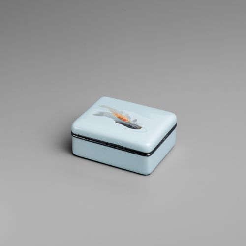 A FINE CLOISONNÉ-ENAMEL MORIAGE BOX AND COVER WITH CARPS 精美的掐丝珐琅彩鱼缸和盖子
日本，明治时期（1&hellip;