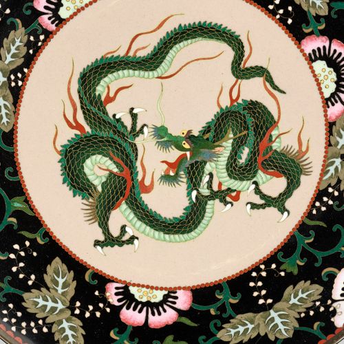 A DRAMATIC CLOISONNÉ-ENAMEL DRAGON PLATE 戏剧性的CLOISONNÉ-珐琅彩龙纹盘
日本，明治时期（1868-1912）&hellip;