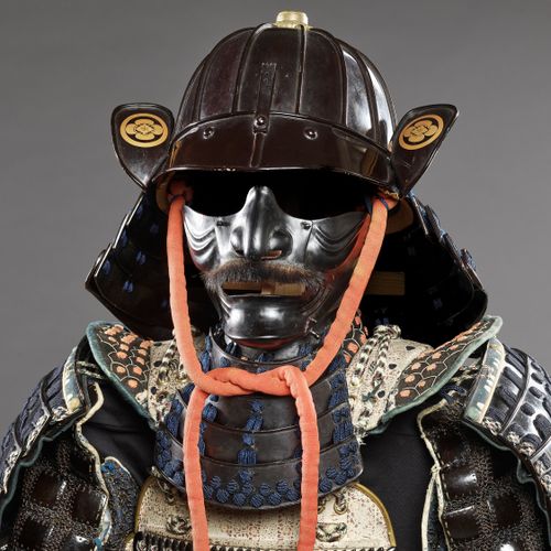 A SUIT OF ARMOR WITH SUJIBACHI KABUTO 一套带有Sujibachi KABUTO的盔甲
日本，江户时代（1615-1868）&hellip;
