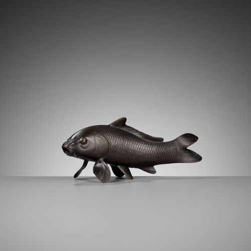 OSHIMA JOUN: A SUPERB BRONZE OKIMONO OF A CARP OSHIMA JOUN: SUPERBO OKIMONO IN B&hellip;