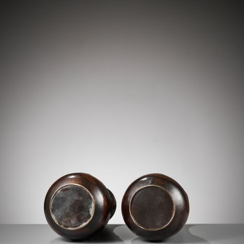 A PAIR OF BRONZE VASES DEPICTING EGRETS Paire de vases en bronze représentant de&hellip;