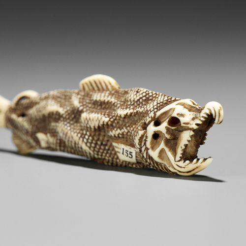 A GOOD IVORY NETSUKE OF A DRIED FISH BUONA RETE DI PESCE ESSICCATO IN AVORIO
Gia&hellip;