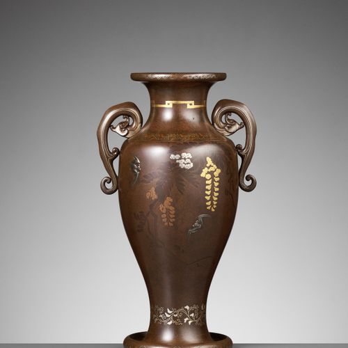 AN BRONZE AND PARCEL-GILT AMPHORA VASE 一个青铜和PARCEL-GILT AMPHORA花瓶
日本，明治时期（1868-1&hellip;