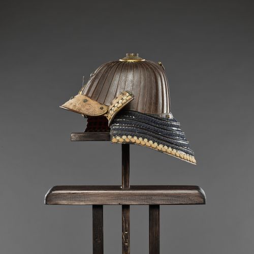 AN IRON KABUTO (HELMET) 铁制头盔
日本，室町末期（1333-1573）至江户初期（1615-1868）

三十二片铁制sujibachi&hellip;