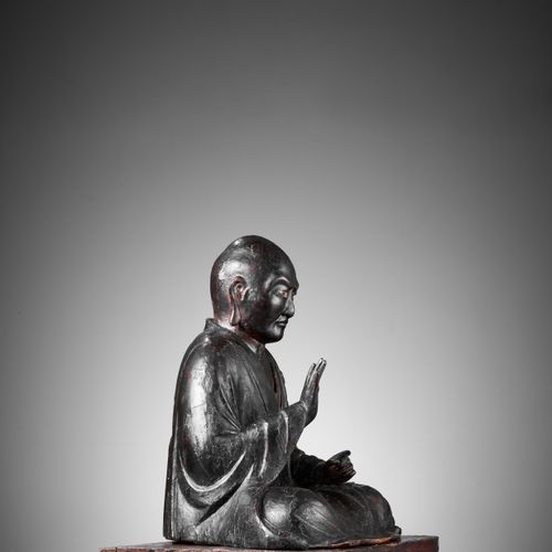 A LACQUERED WOOD FIGURE OF A SEATED BUDDHIST MONK FIGURA IN LEGNO LACCATO DI MON&hellip;