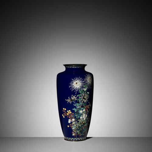 A LARGE MIDNIGHT-BLUE CLOISONNÉ VASE WITH FLOWERS GRANDE VASO CLOISONNÉ BLU NOTT&hellip;