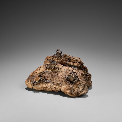 AN UNUSUAL BRONZE AND ROOTWOOD OKIMONO OF A CRAB ROCK OKIMONO DE BRONCE YMADERA &hellip;