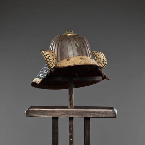AN IRON KABUTO (HELMET) 铁制头盔
日本，室町末期（1333-1573）至江户初期（1615-1868）

三十二片铁制sujibachi&hellip;