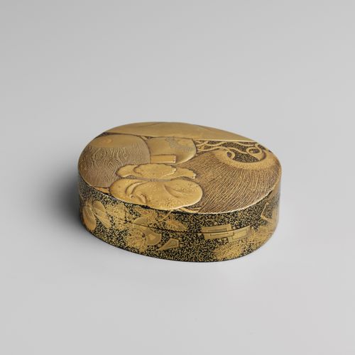 A GOLD LACQUER KOGO (INCENSE CONTAINER) WITH LUCKY OBJECTS (TAKARAMONO) A GOLD L&hellip;