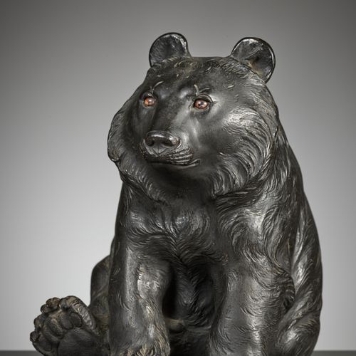 OMORI MITSUMOTO: A RARE AND CHARMING BRONZE OKIMONO OF A BEAR 大森三本。罕见而迷人的熊的青铜OKI&hellip;