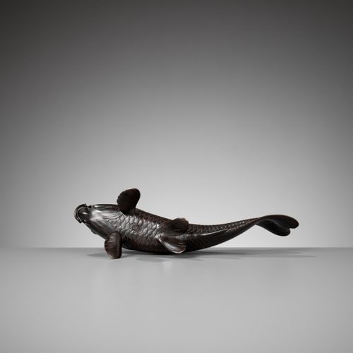 OSHIMA JOUN: A SUPERB BRONZE OKIMONO OF A CARP OSHIMA JOUN: SUPERBO OKIMONO IN B&hellip;