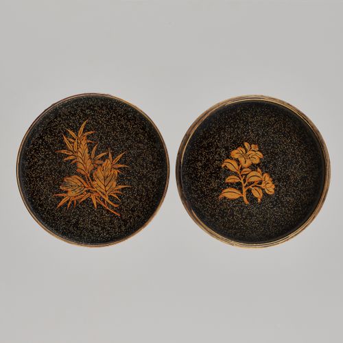 A RARE CIRCULAR LACQUER KOGO (INCENSE CONTAINER) WITH KIRIN 罕见的带麒麟的圆盖香炉
日本，17世纪末&hellip;