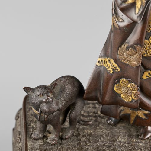 MIYAO: A RARE GOLD-INLAID BRONZE OKIMONO OF A LADY WITH CATS MIYAO:罕见的金漆铜质带猫的女士O&hellip;