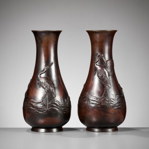 A PAIR OF BRONZE VASES DEPICTING EGRETS Paire de vases en bronze représentant de&hellip;